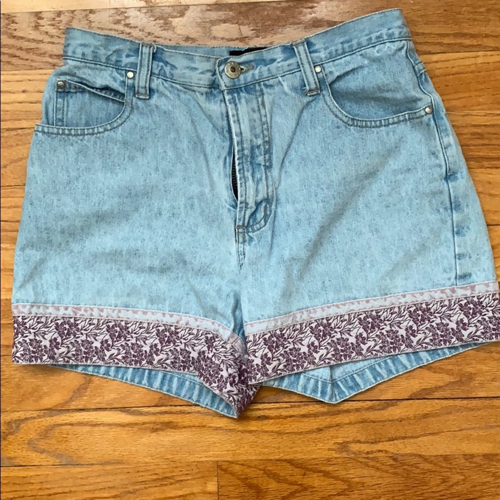 Woman’s Xhilaration Shorts - Picture 2 of 4